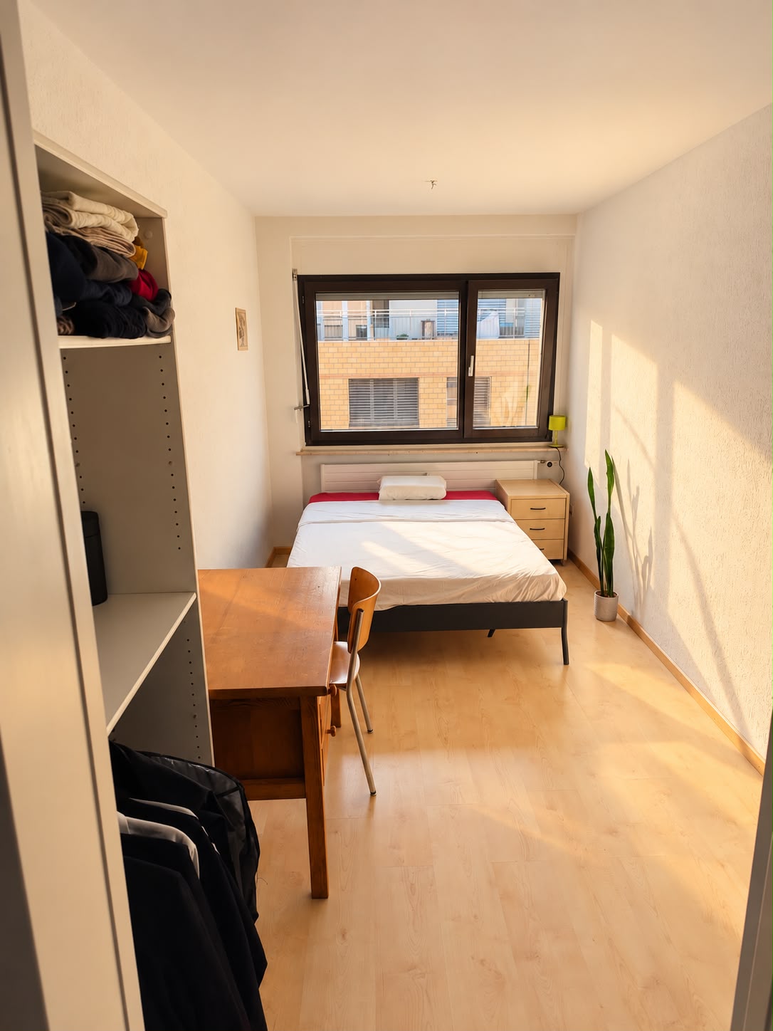 Chambre en colocation

Trois chambres deviennent disponibles de manière permanente dans une rue chaleureuse près de Claraplatz

Salut !
Au cours des prochains mois, de novembre à janvier, trois chambres de notre WG deviendront disponibles de manière permanente car nous emménageons respectivement ave