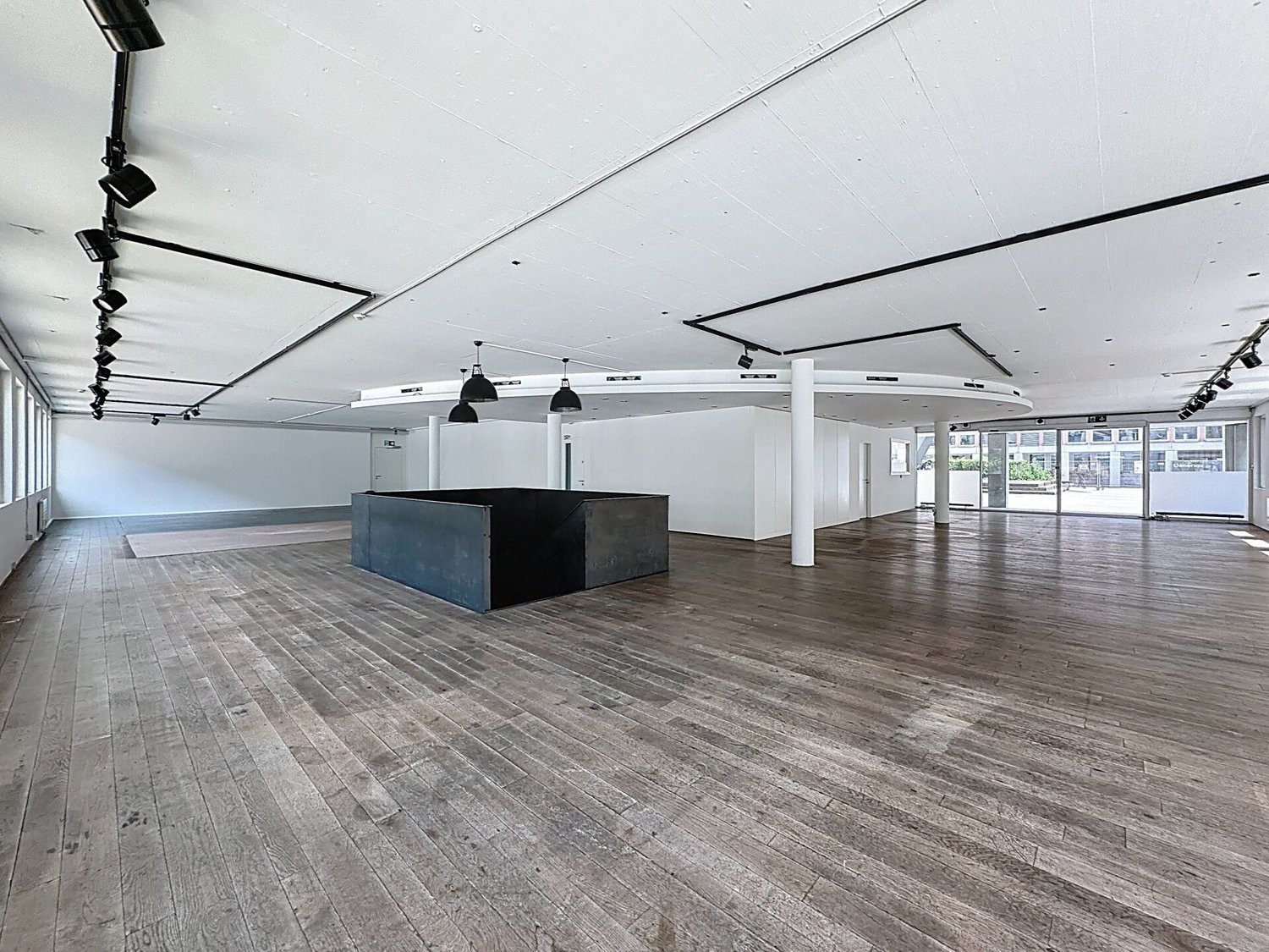 380m² shop, photo 4 of 9