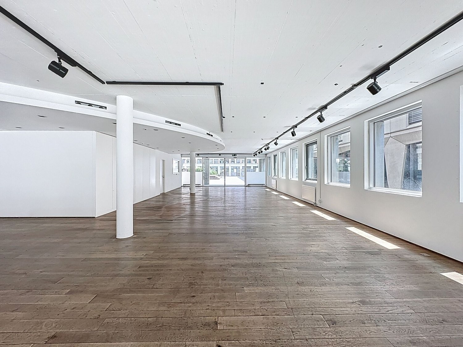 380m² shop, photo 3 of 9