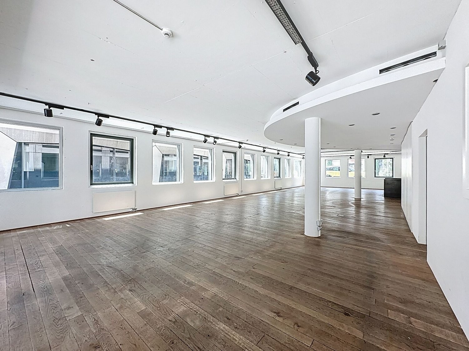380m² shop, photo 2 of 9