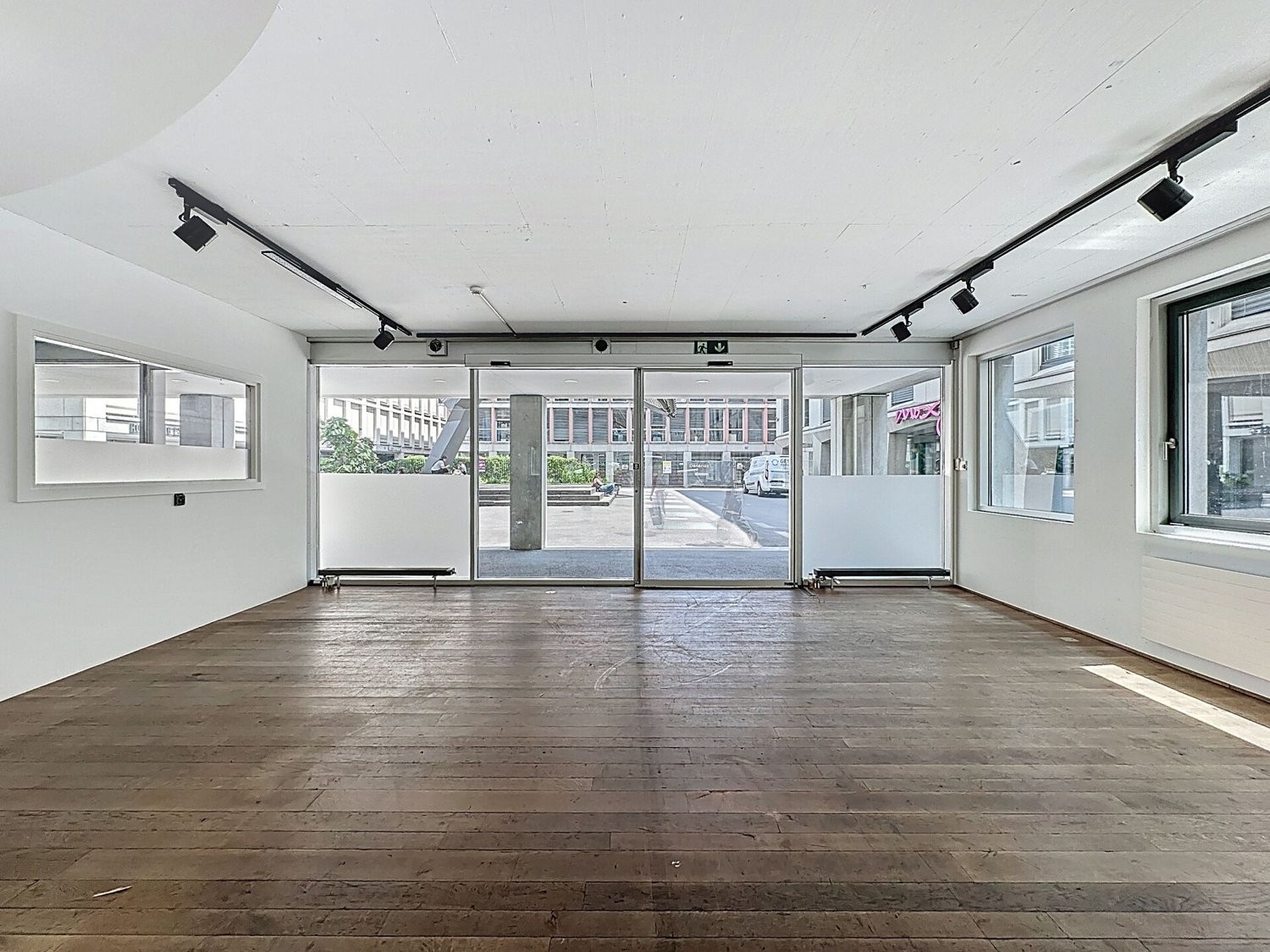 380m² shop, photo 1 of 9