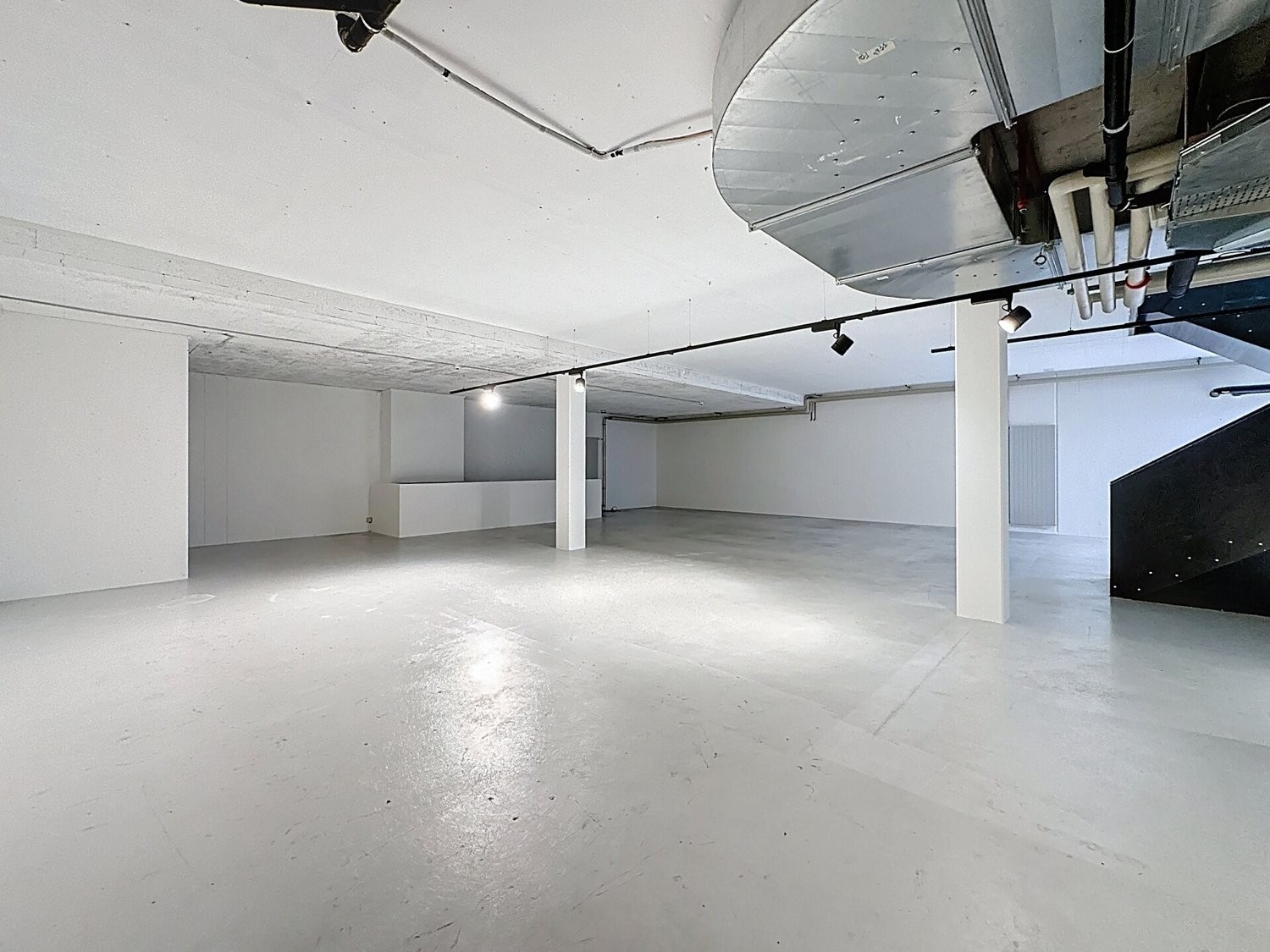380m² shop, photo 6 of 9