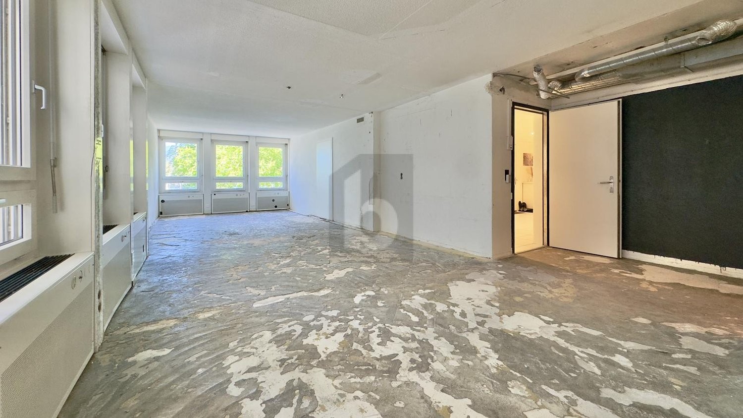 80m² shop, photo 2 of 4