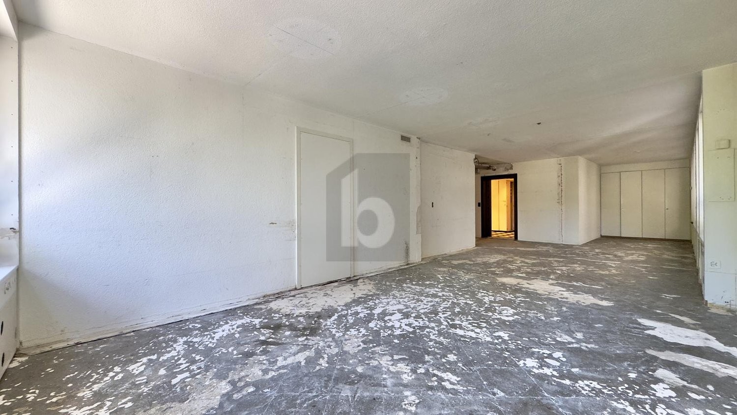 80m² shop, photo 1 of 4