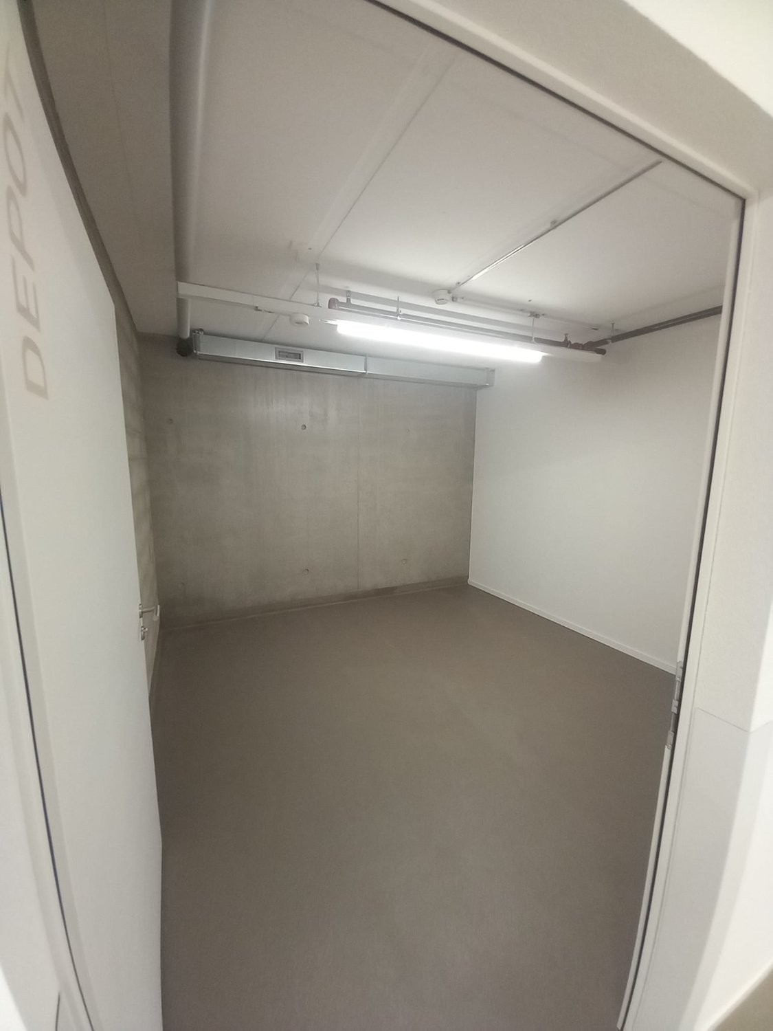 94m² storage room