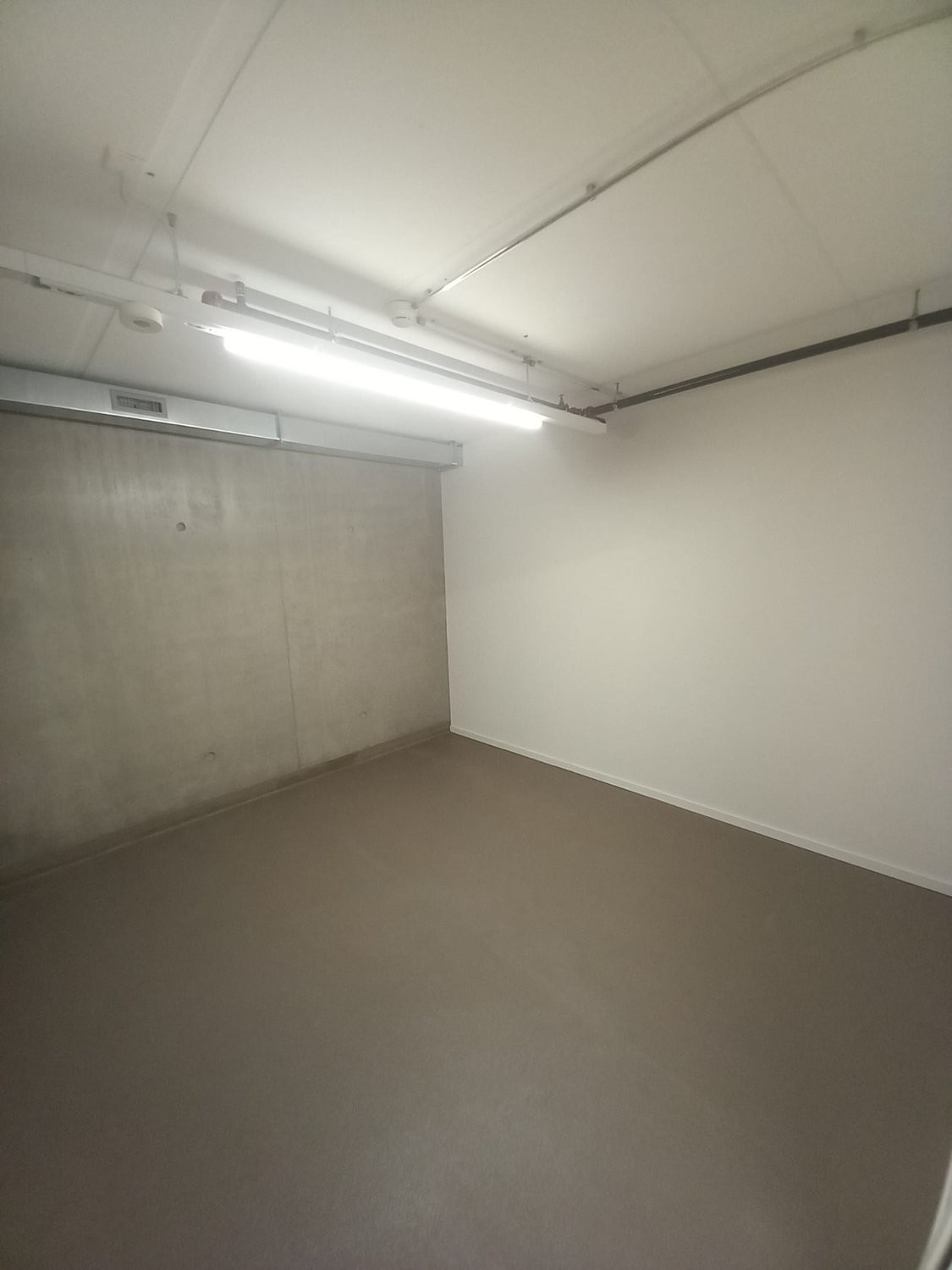94m² storage room