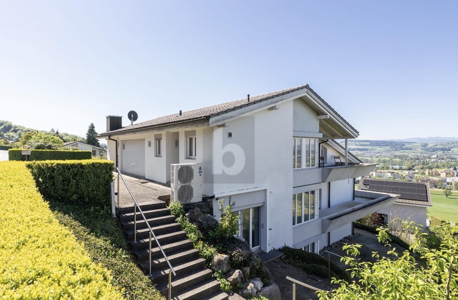 12 ½ rooms villa, photo 1 of 4