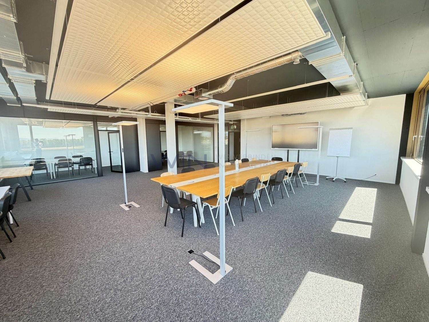 1100m² office