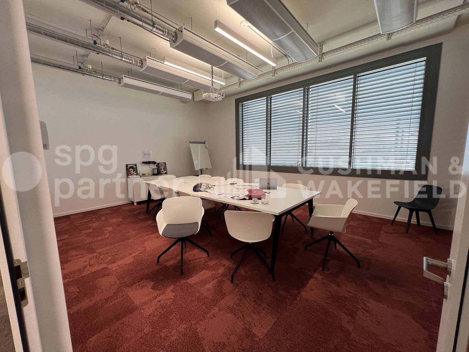298m² office, photo 1 of 10