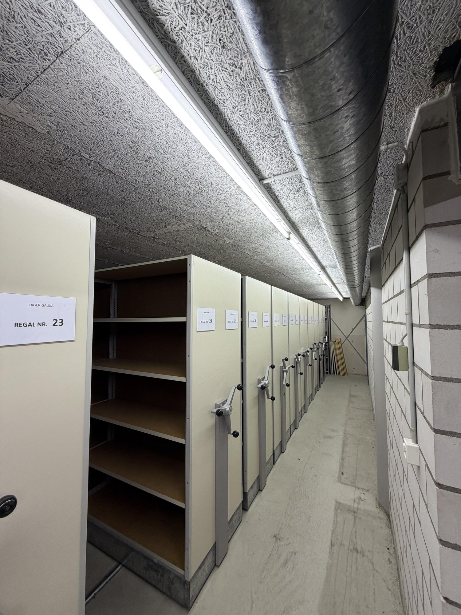 100m² storage room, photo 3 of 3