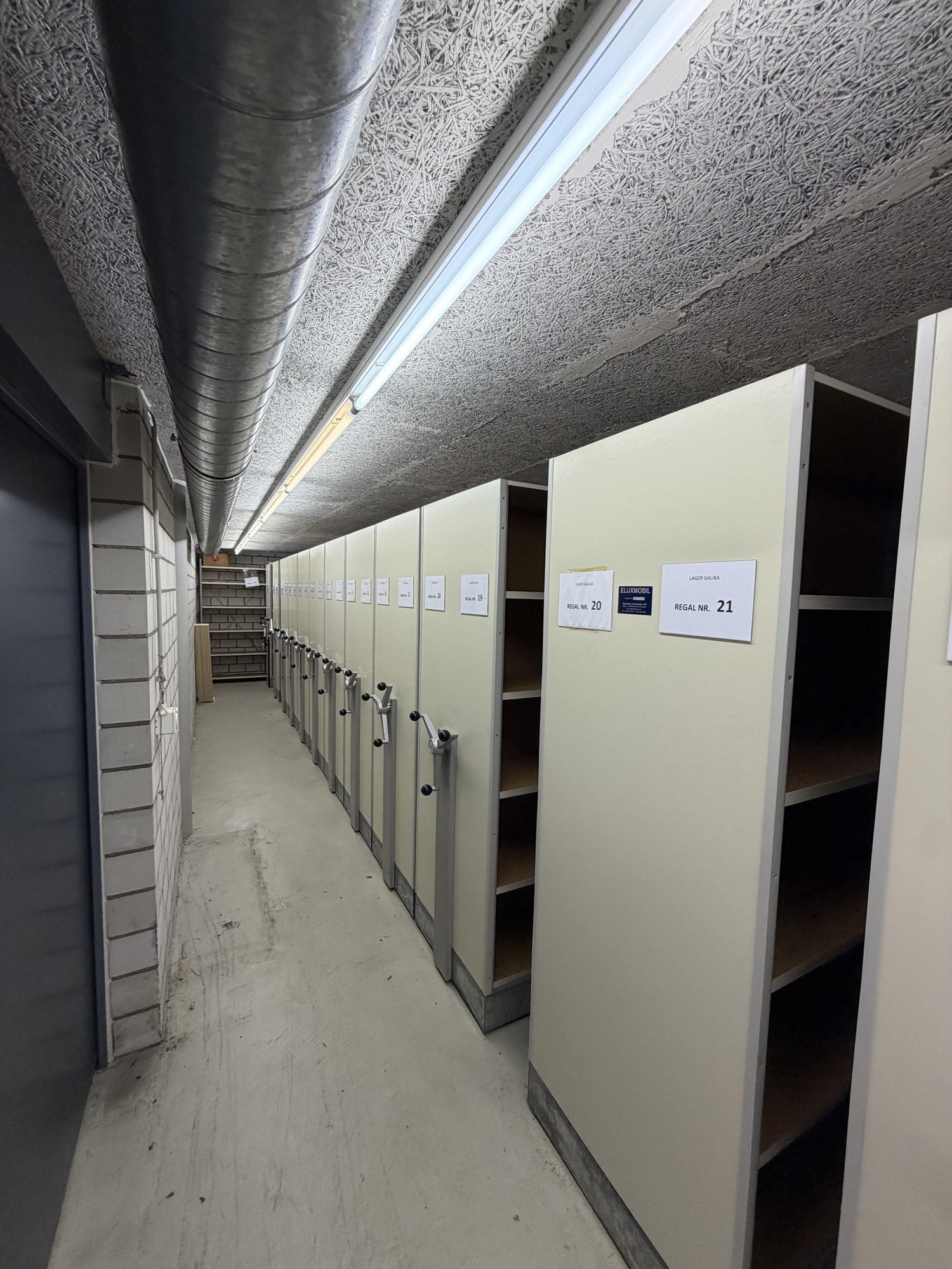 100m² storage room, photo 1 of 3