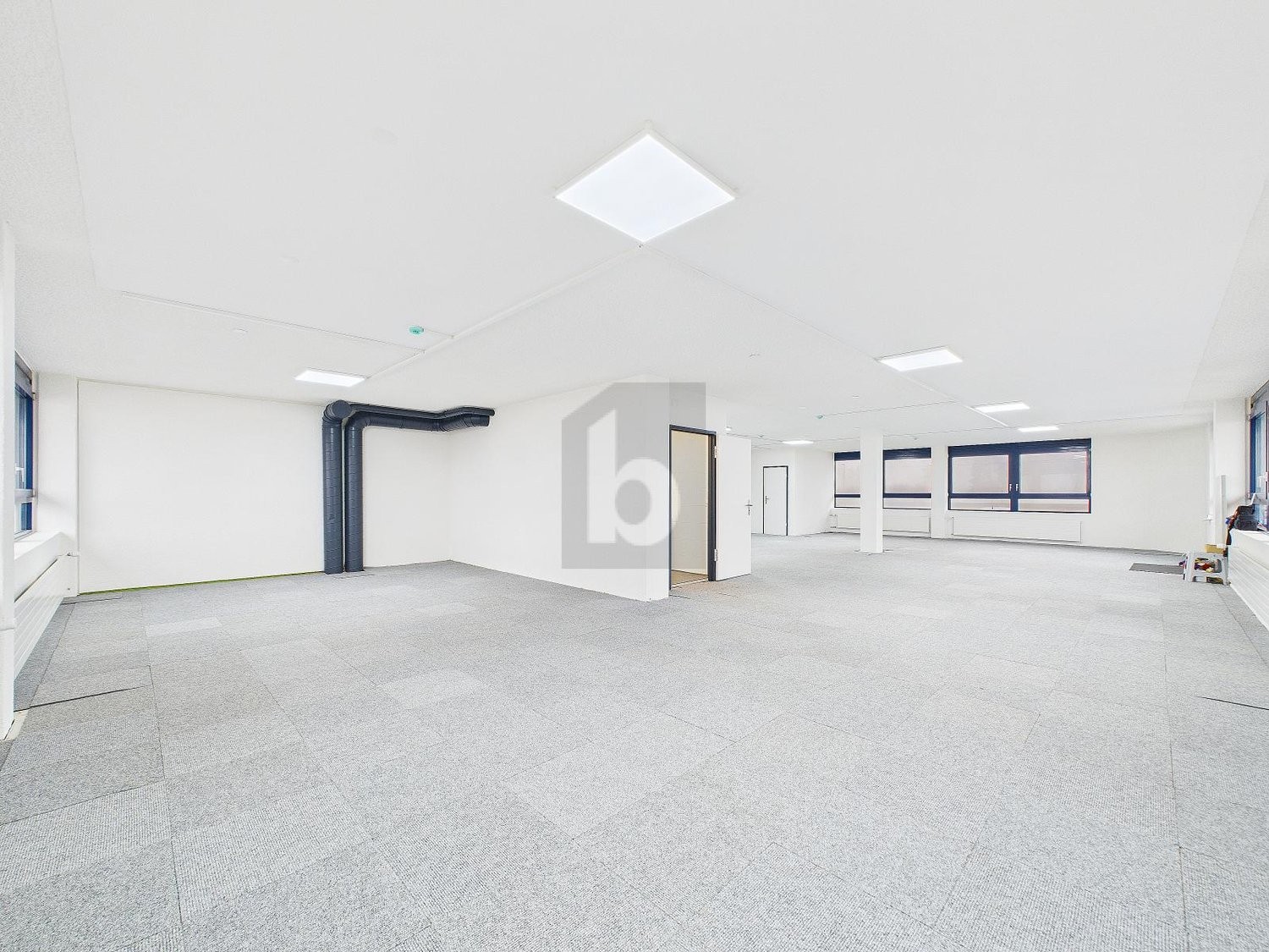 158m² shop, photo 2 of 4