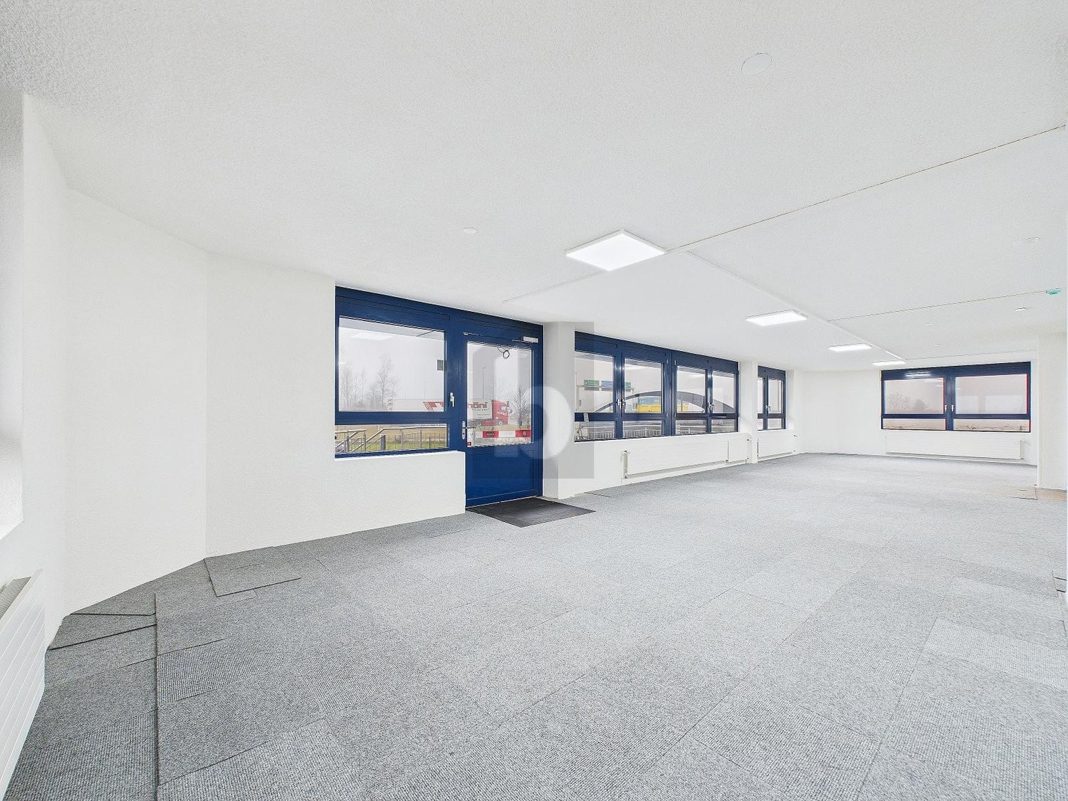 158m² shop, photo 1 of 4