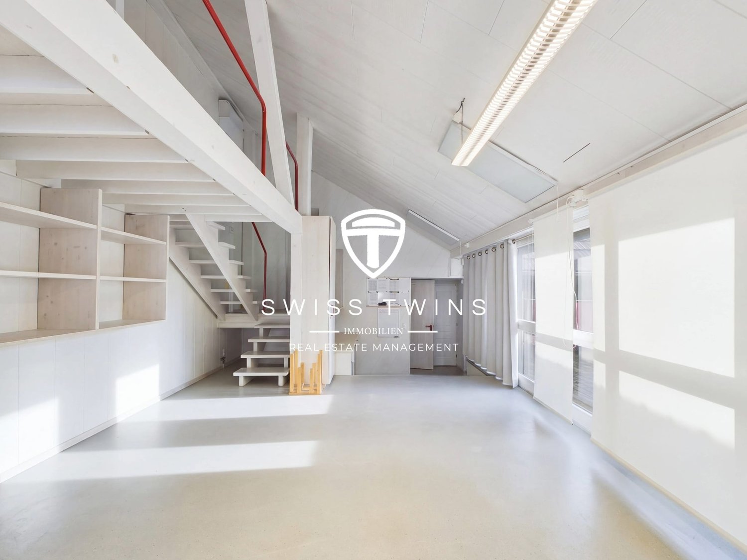 301m² workshop, photo 2 of 10