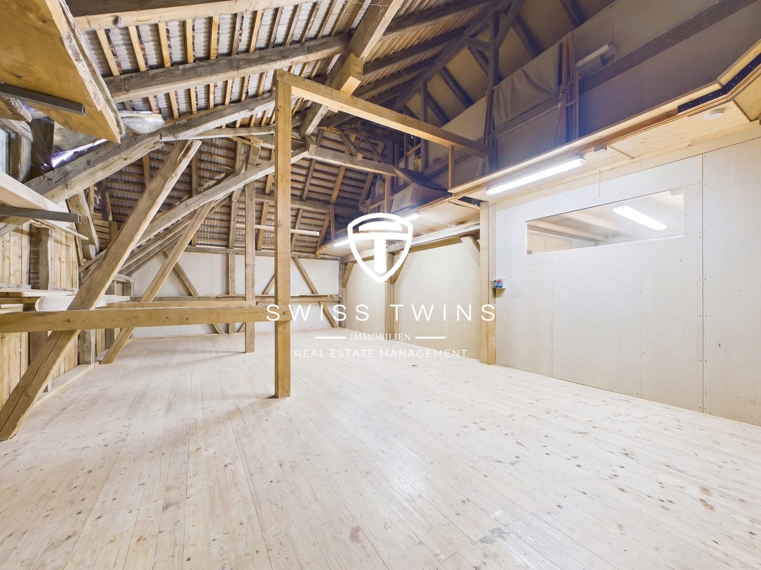 301m² workshop, photo 9 of 10