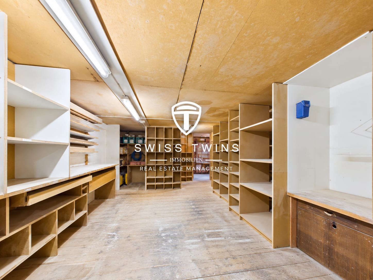 301m² workshop, photo 3 of 10