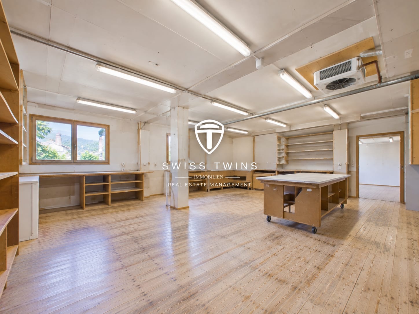 301m² workshop, photo 7 of 10