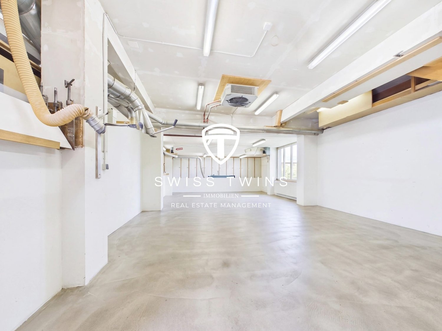 301m² workshop, photo 10 of 10