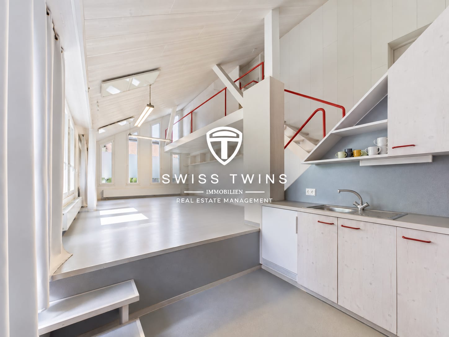 301m² workshop, photo 1 of 10
