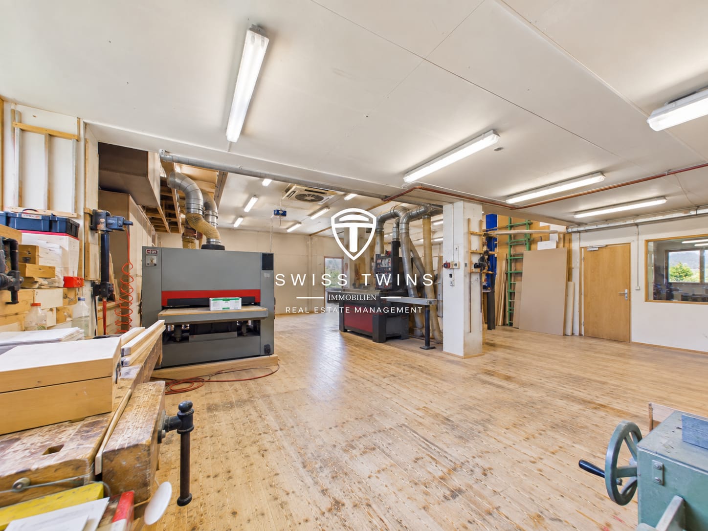 301m² workshop, photo 6 of 10