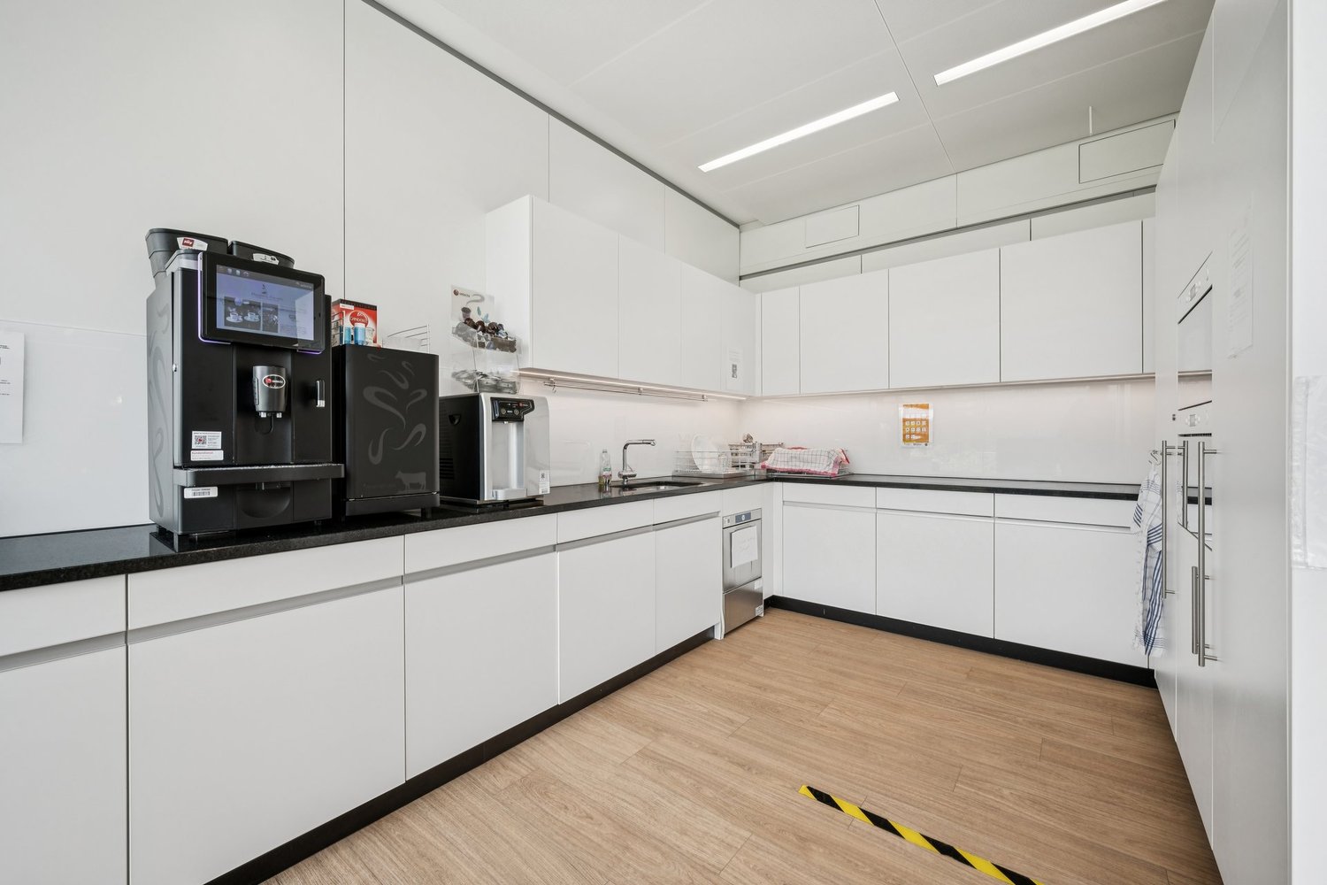 802m² office
