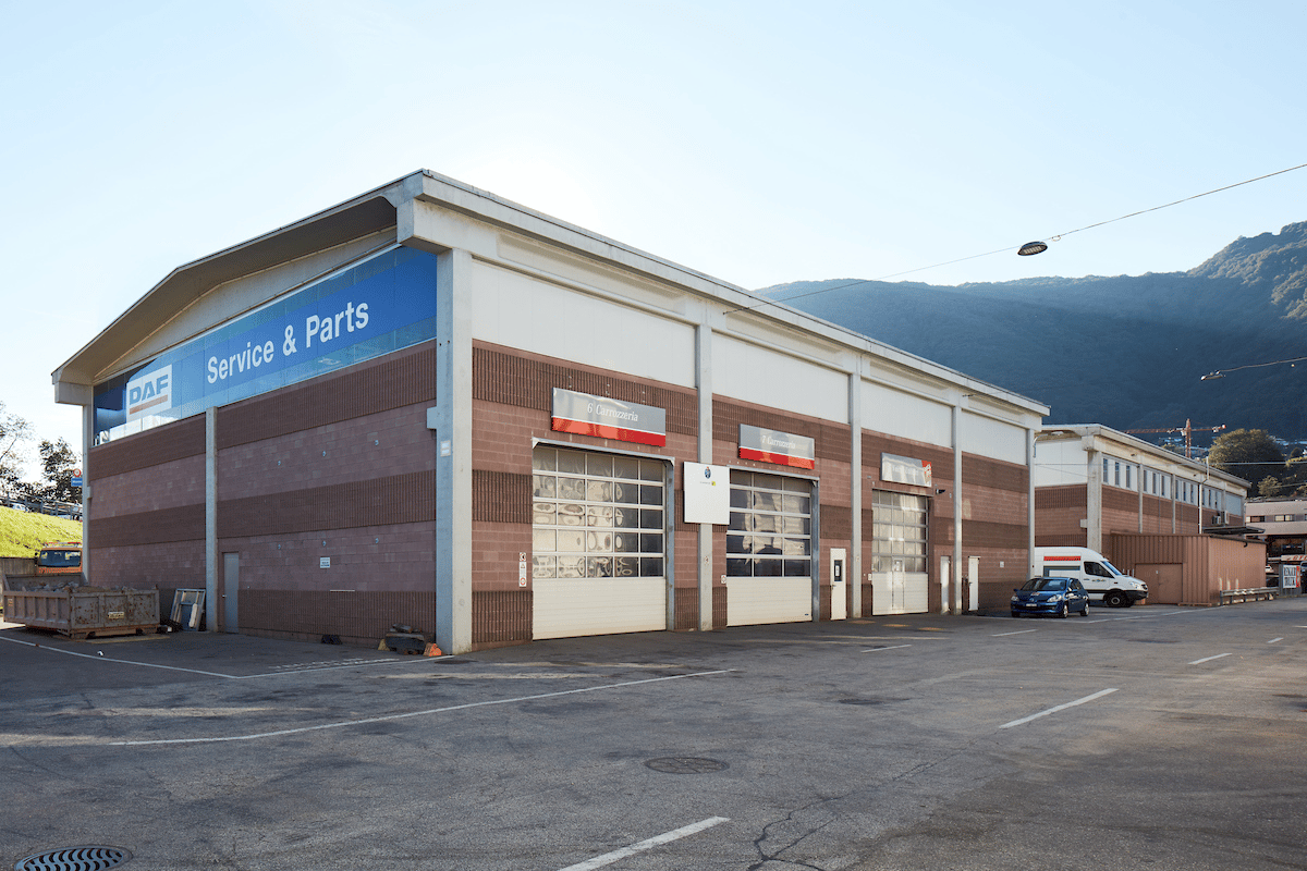 271m² department store, photo 1 of 2