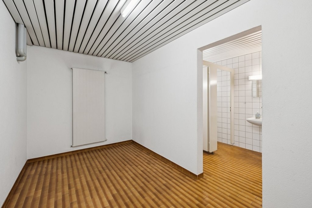520m² shop