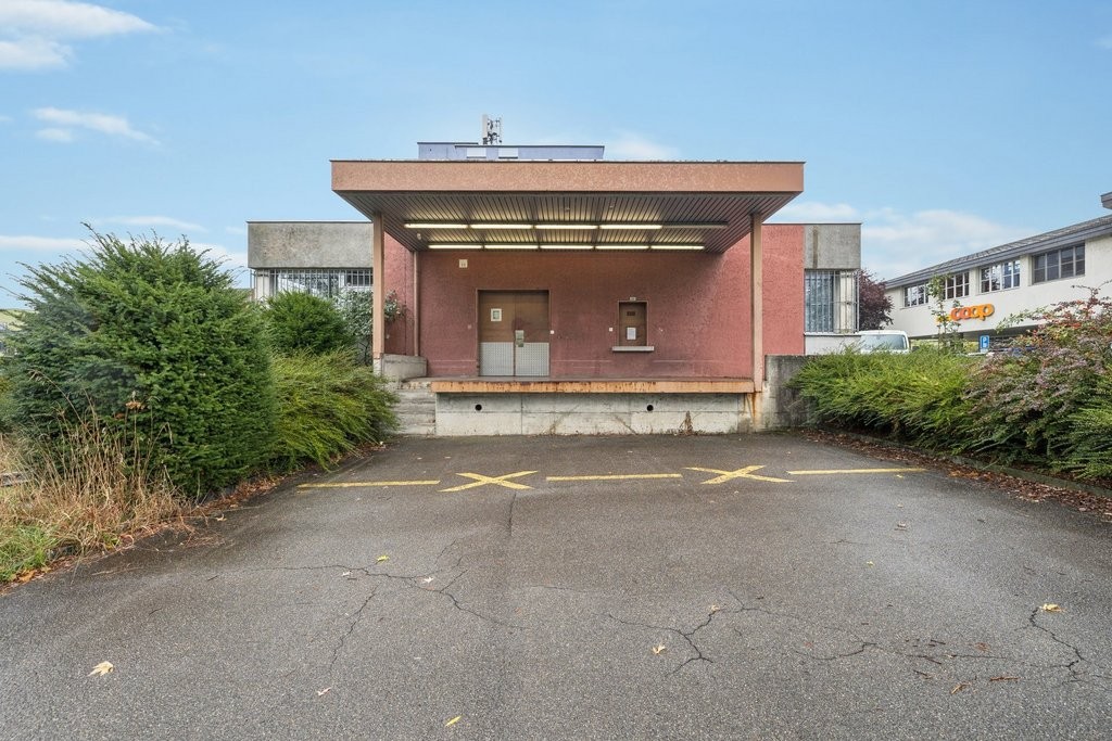520m² shop