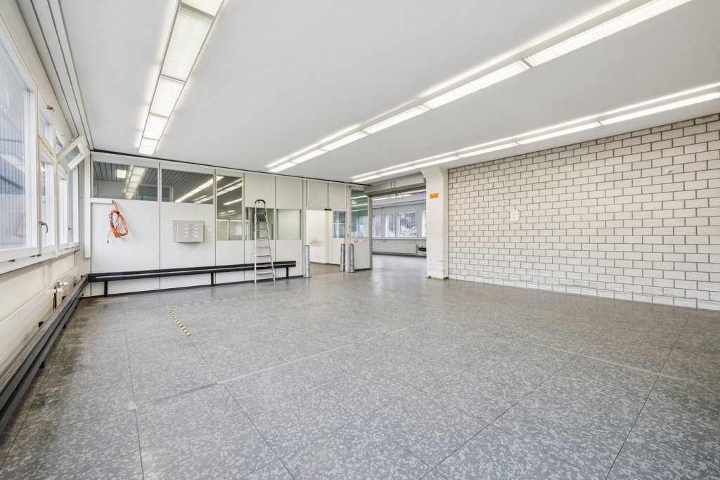 520m² shop