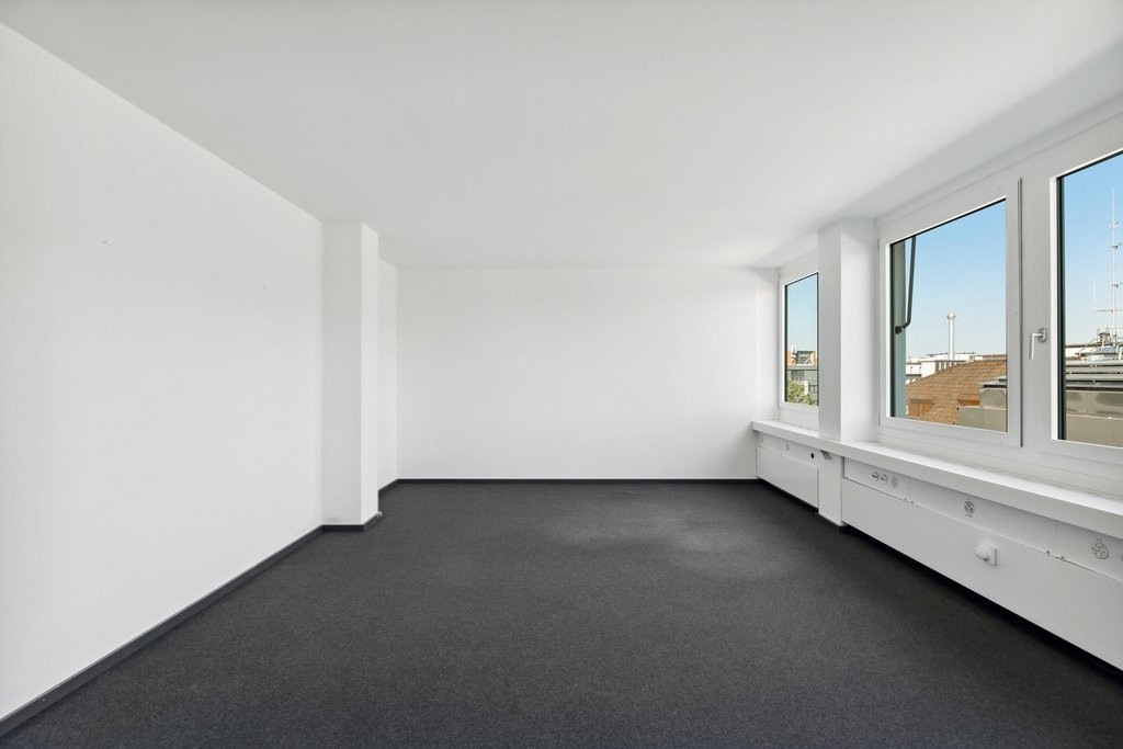 635m² office