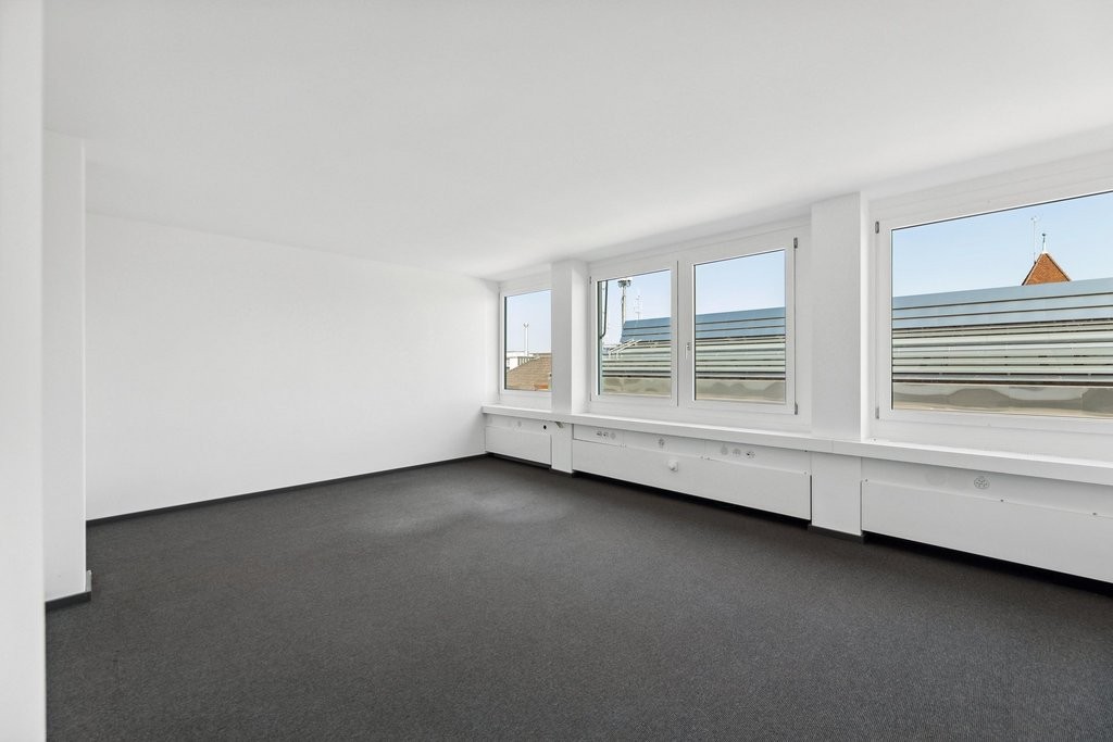 635m² office