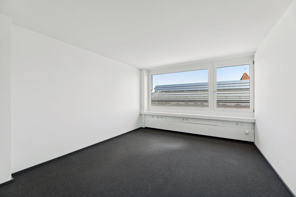 635m² office