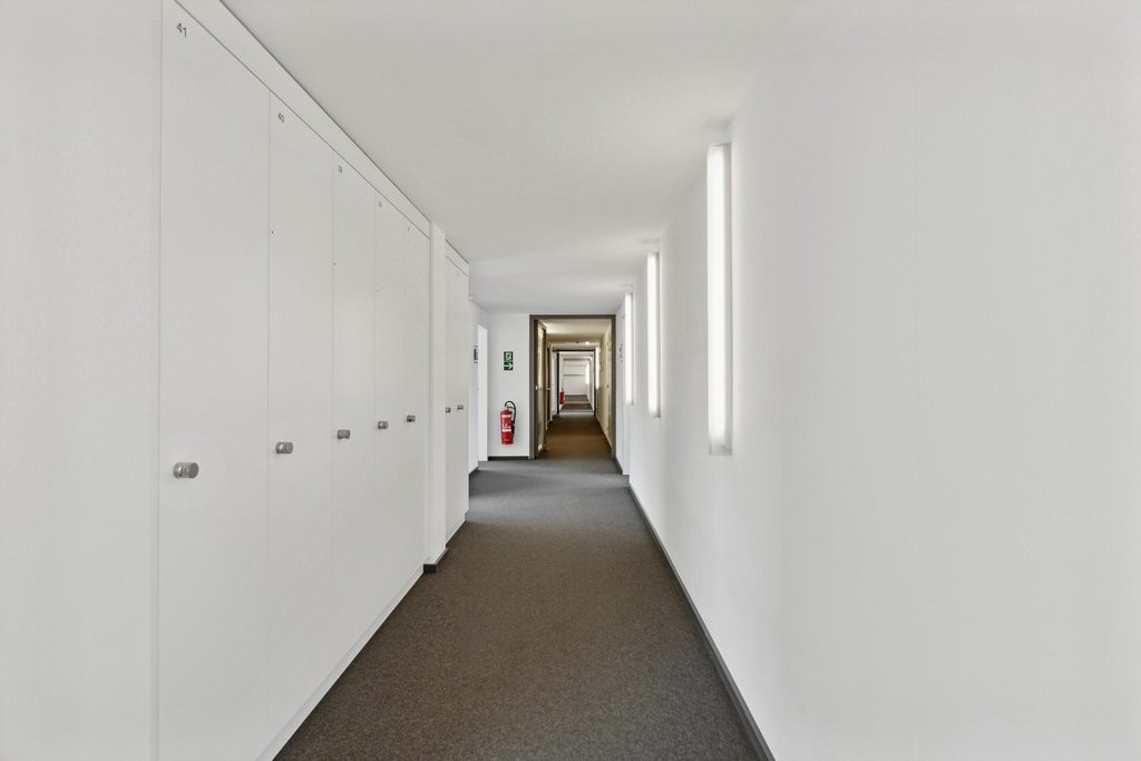 635m² office