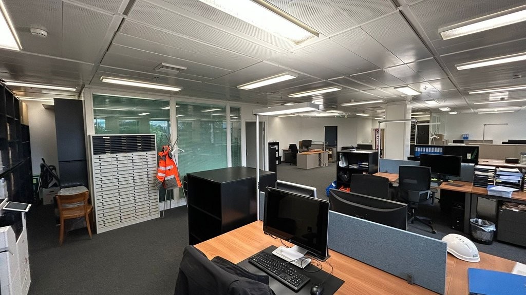 136m² office

Surface of 136.5m2 at the Geneva Business Center in Lancy

Located 10 minutes from the highway exit and 5 minutes on foot from the "les Esserts" tram stop

The Geneva Business Center offers numerous services, including Facility Management, reception and mail service, restaurant, secure