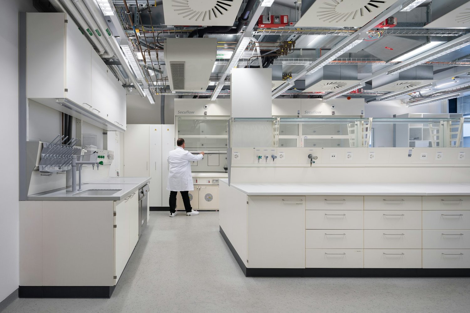35000m² laboratory, photo 1 of 10