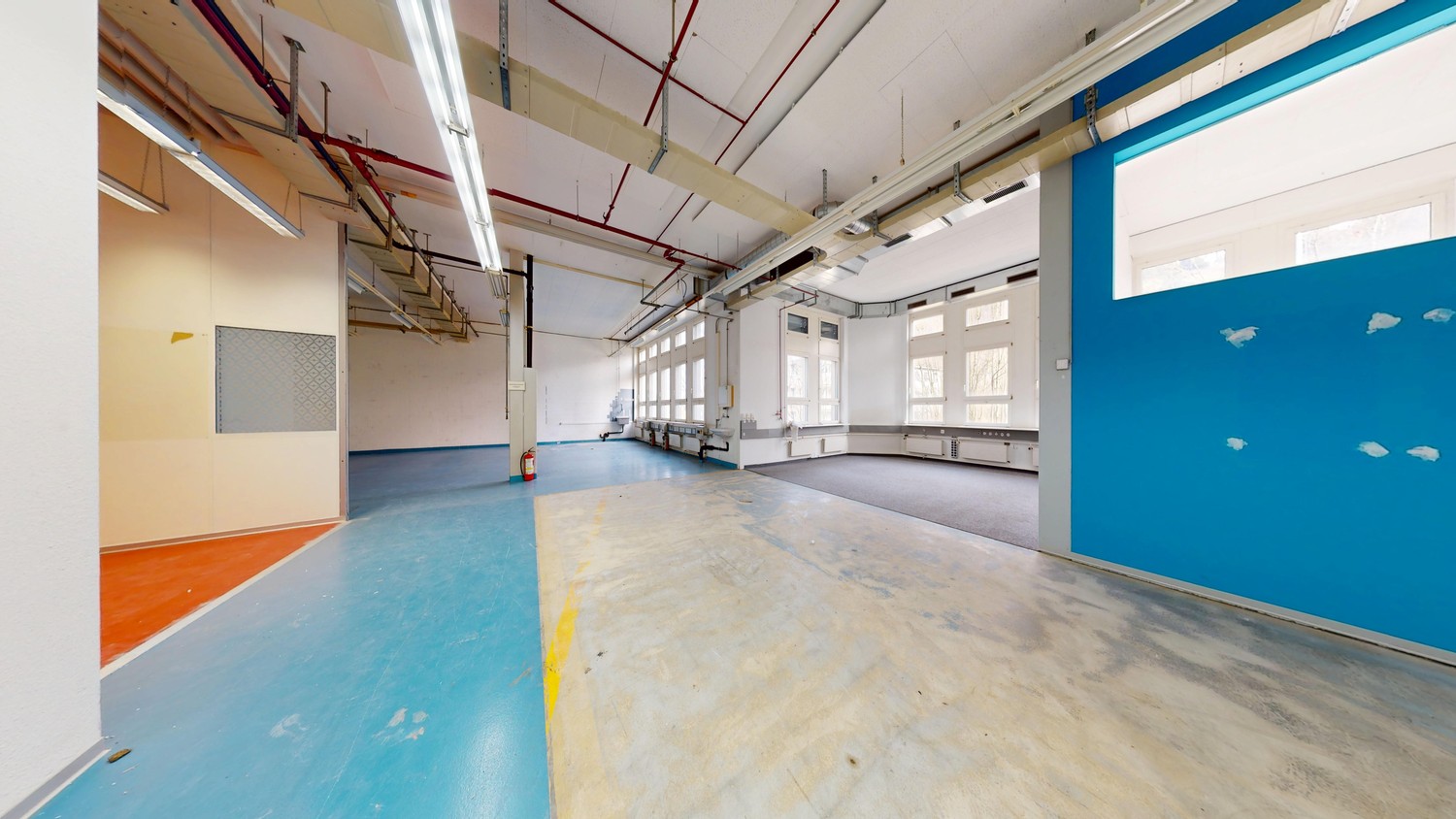 235m² commercial, photo 1 of 8