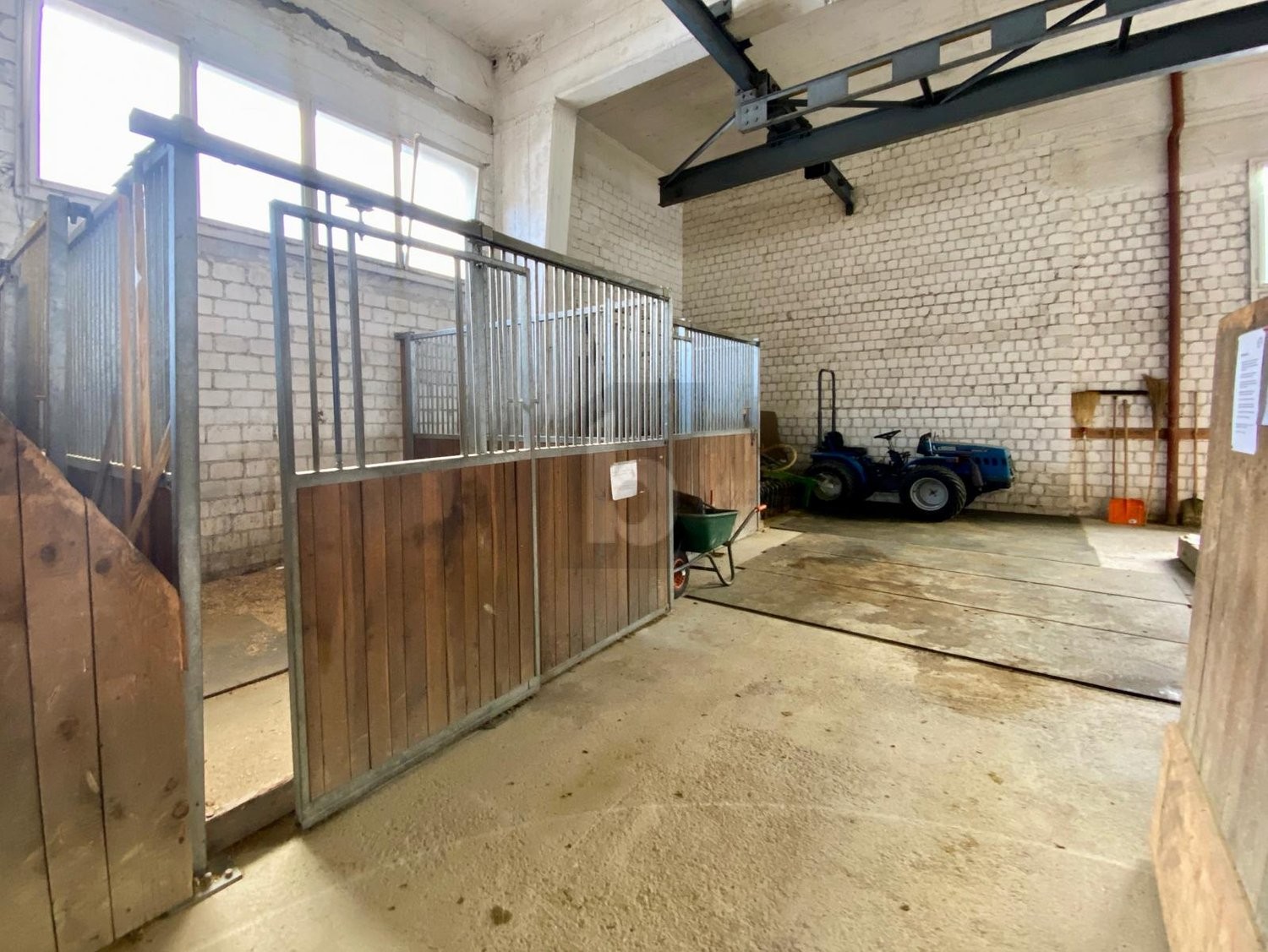 950m² industrial object, photo 3 of 4