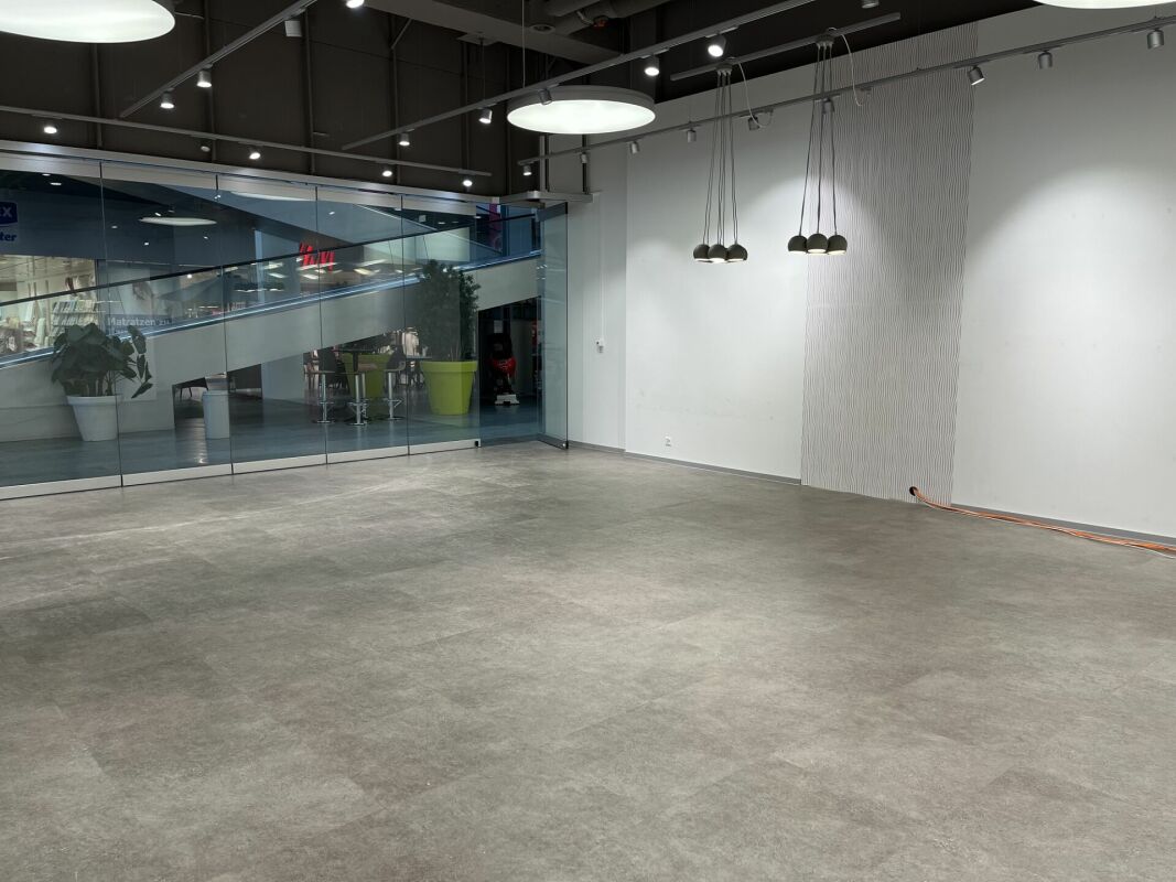 112m² shop, photo 2 of 4