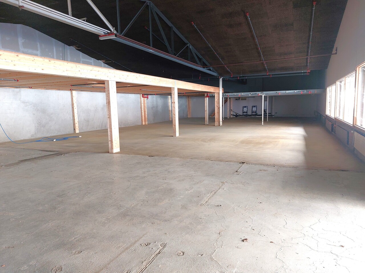 582m² workshop, photo 4 of 6
