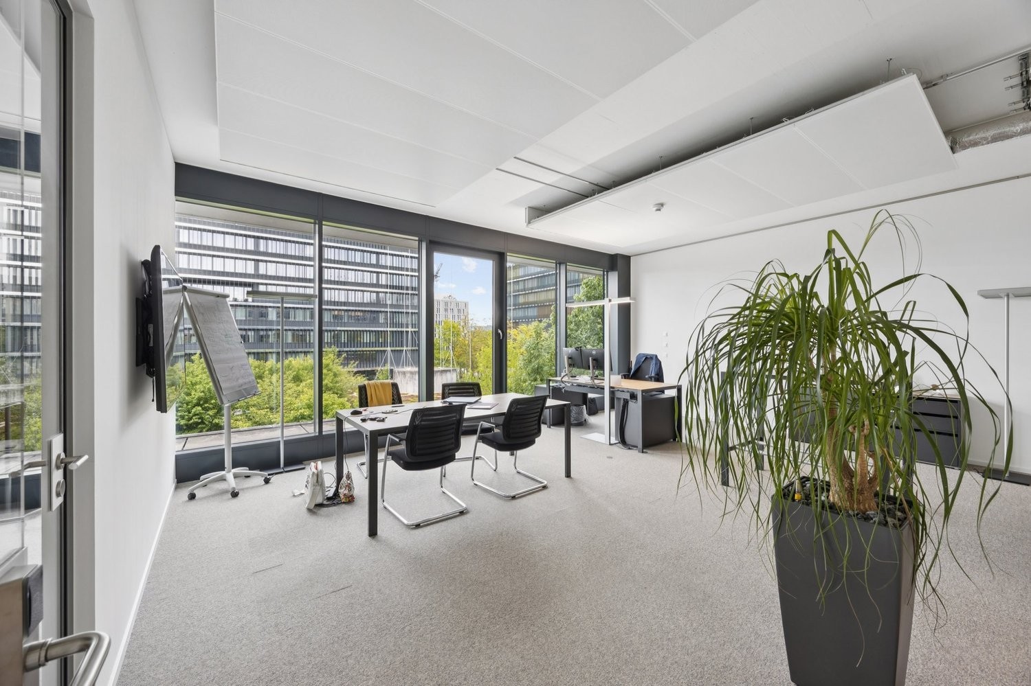 1048m² office, photo 5 of 5