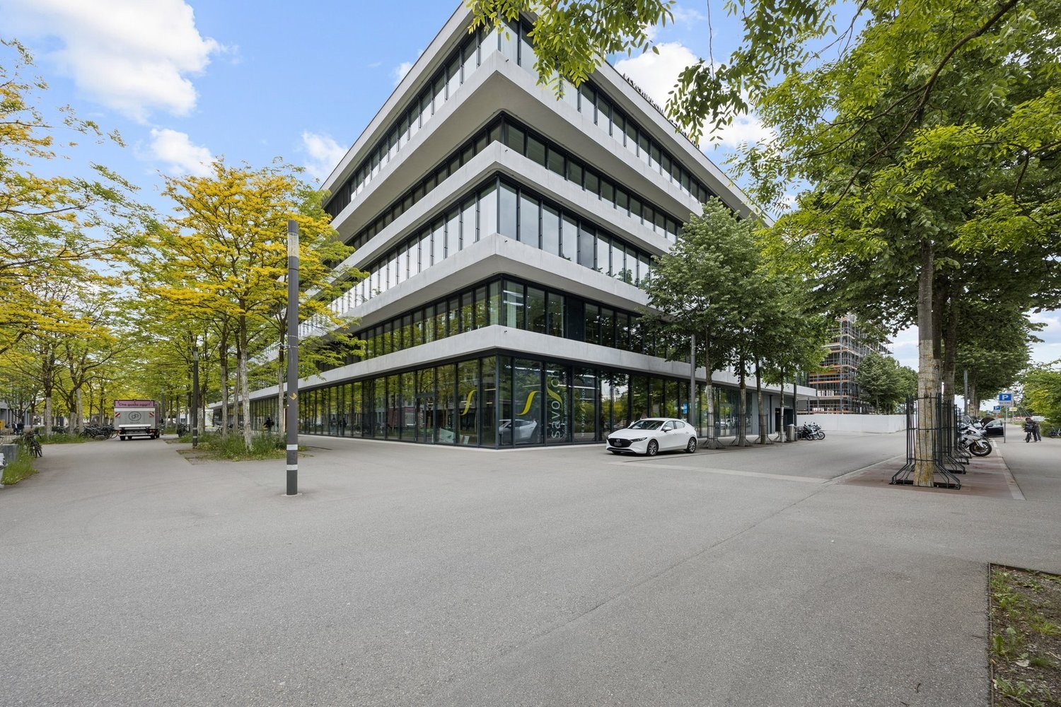 1048m² office, photo 2 of 5