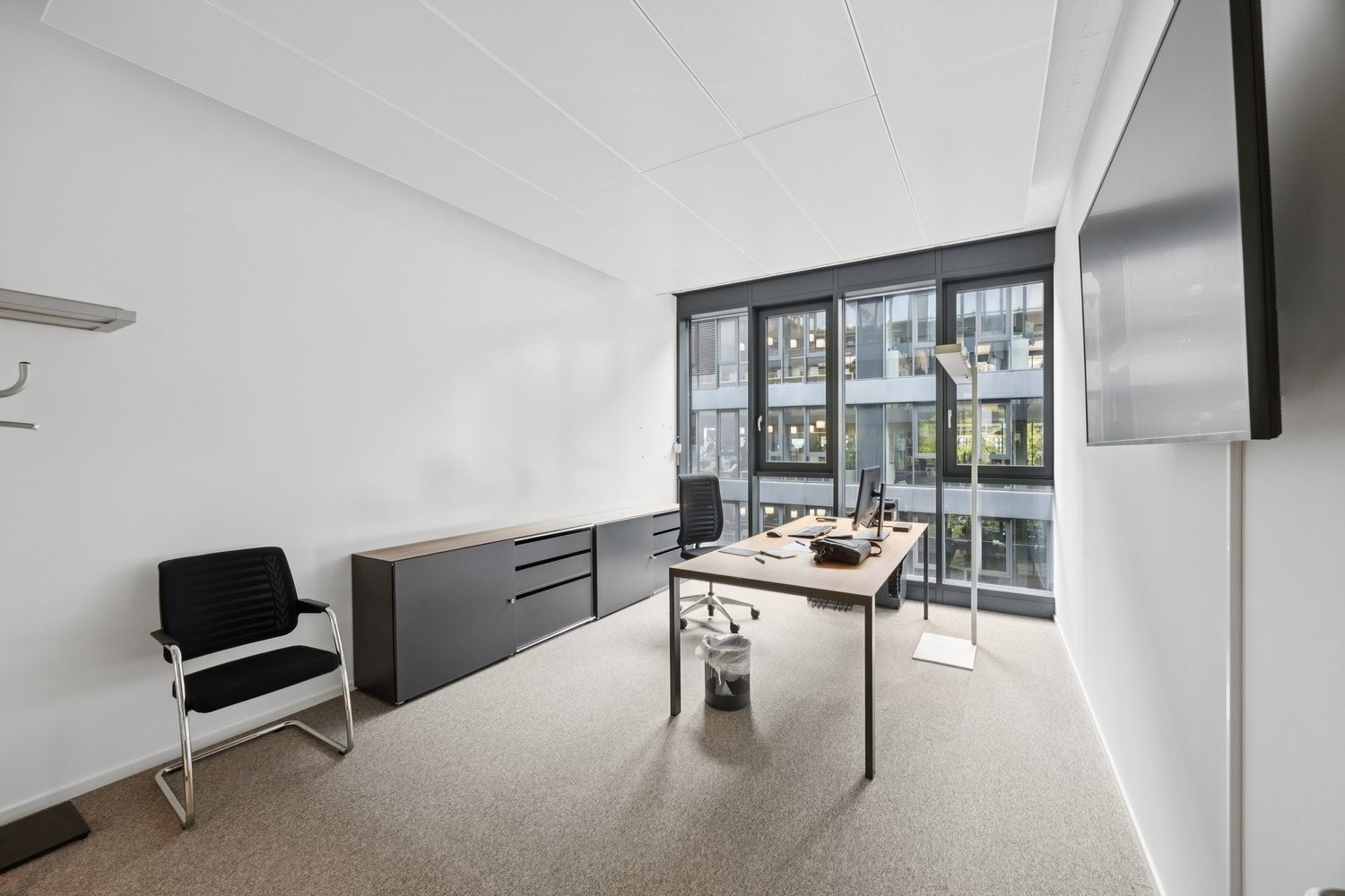 1048m² office, photo 4 of 5