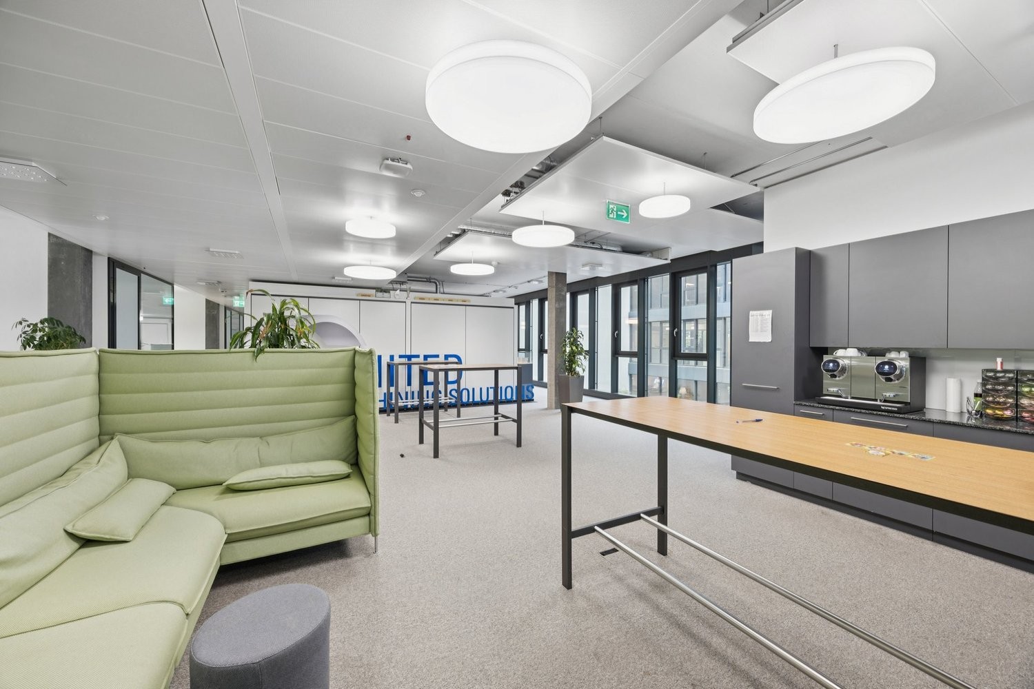 1048m² office, photo 1 of 5