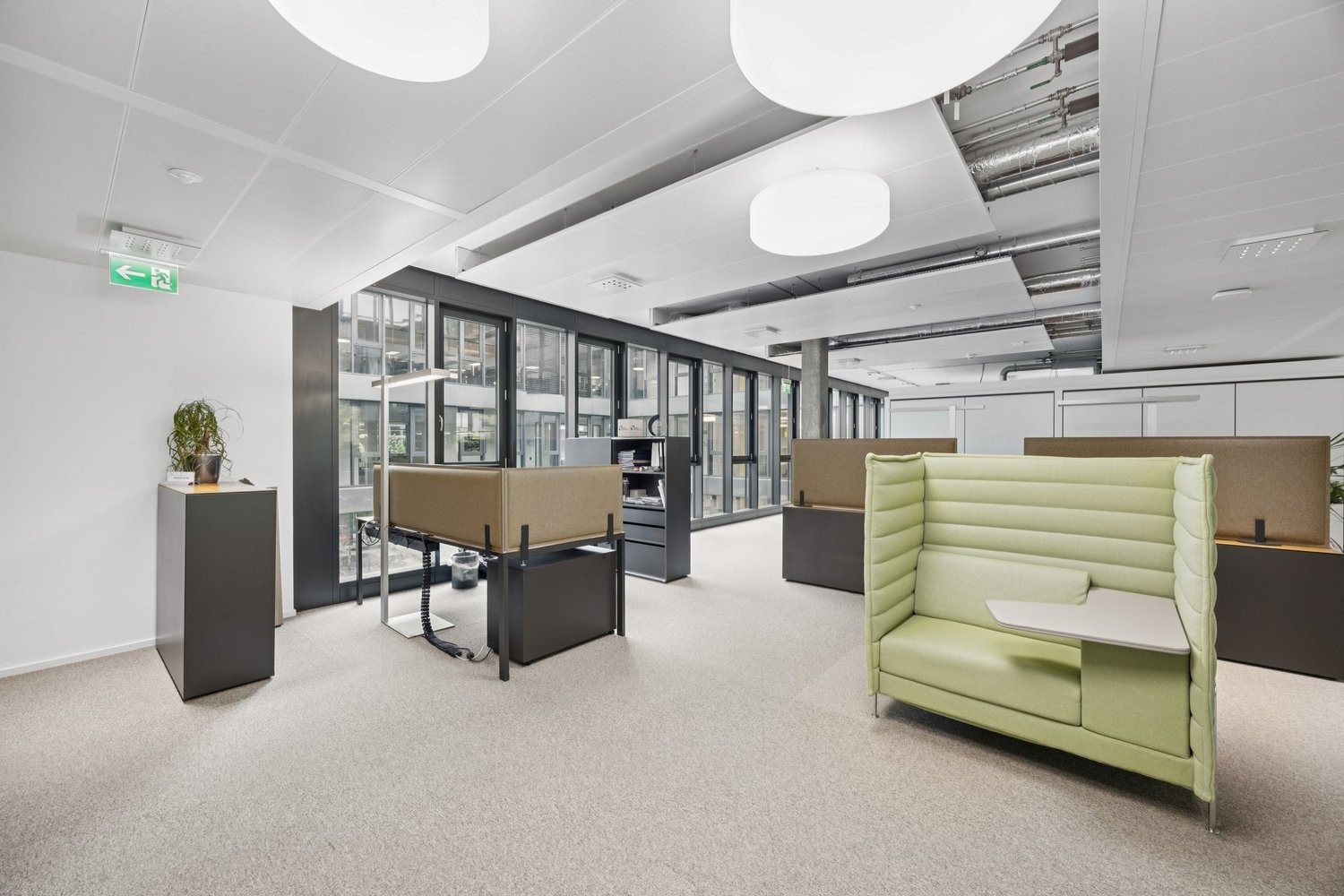 1048m² office, photo 3 of 5