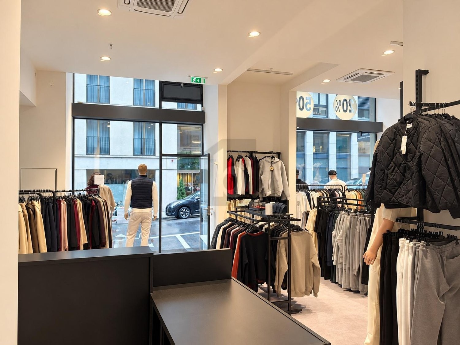160m² shop