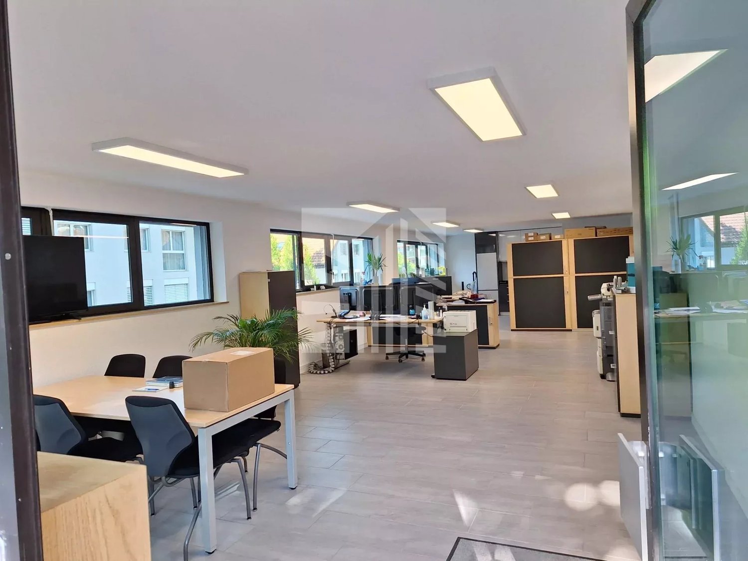 70m² shop, photo 1 of 10