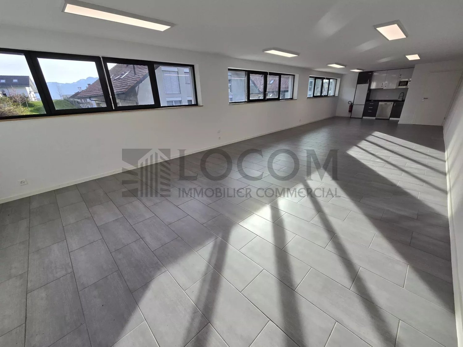 70m² shop, photo 2 of 10