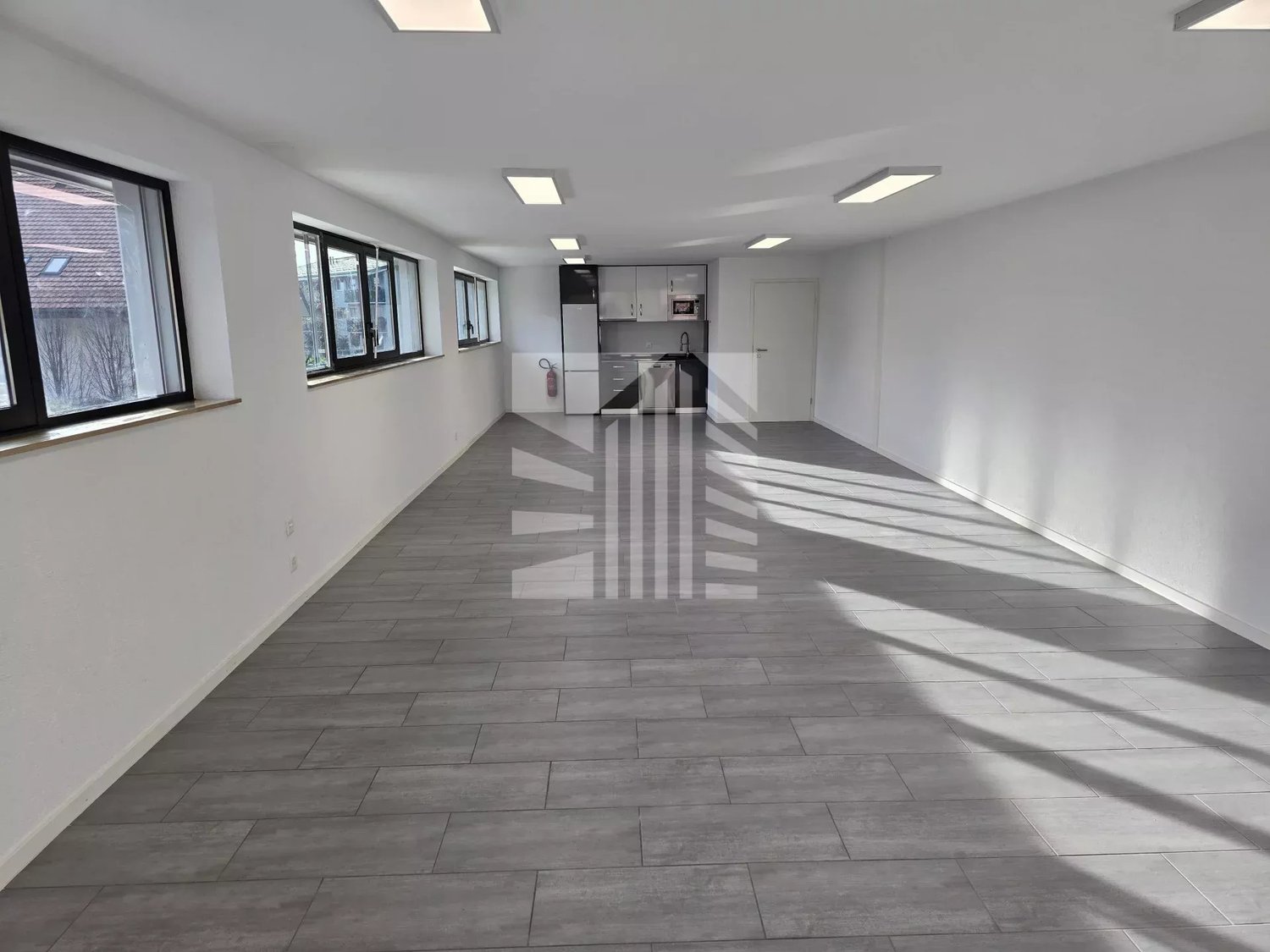 70m² shop, photo 3 of 10