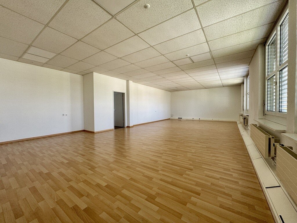 104m² commercial