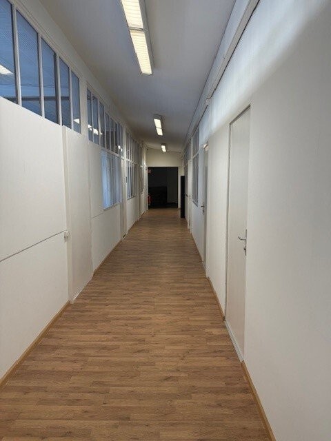 93m² office
